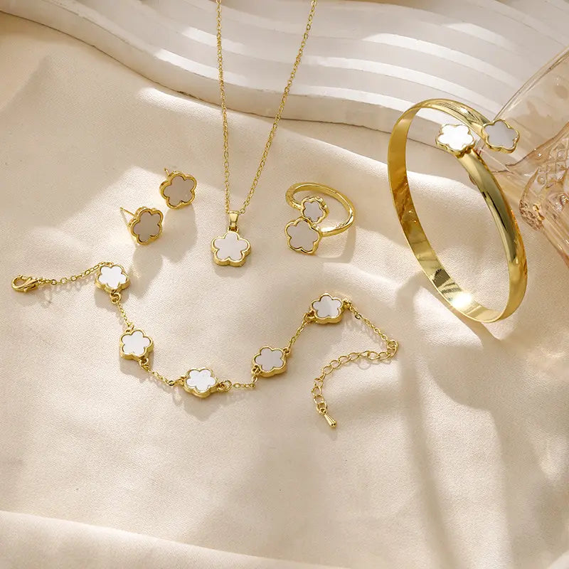 Élégant Set de Bijoux Trèfle Porte-Bonheur 5 Pièces – Collier, Bracelet, Bague & Boucles d’Oreilles Plaqués Or