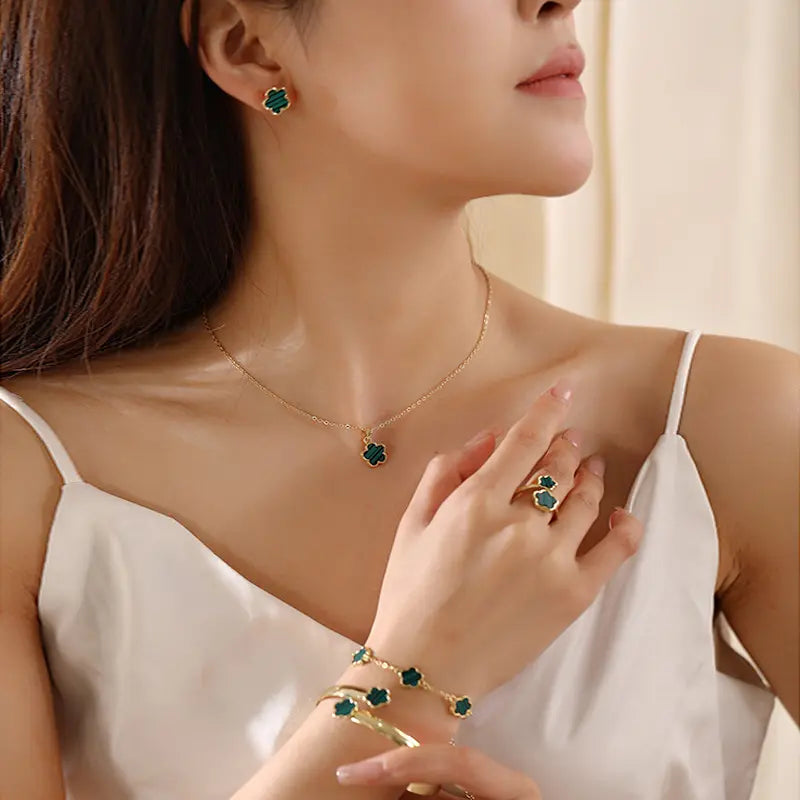 Élégant Set de Bijoux Trèfle Porte-Bonheur 5 Pièces – Collier, Bracelet, Bague & Boucles d’Oreilles Plaqués Or