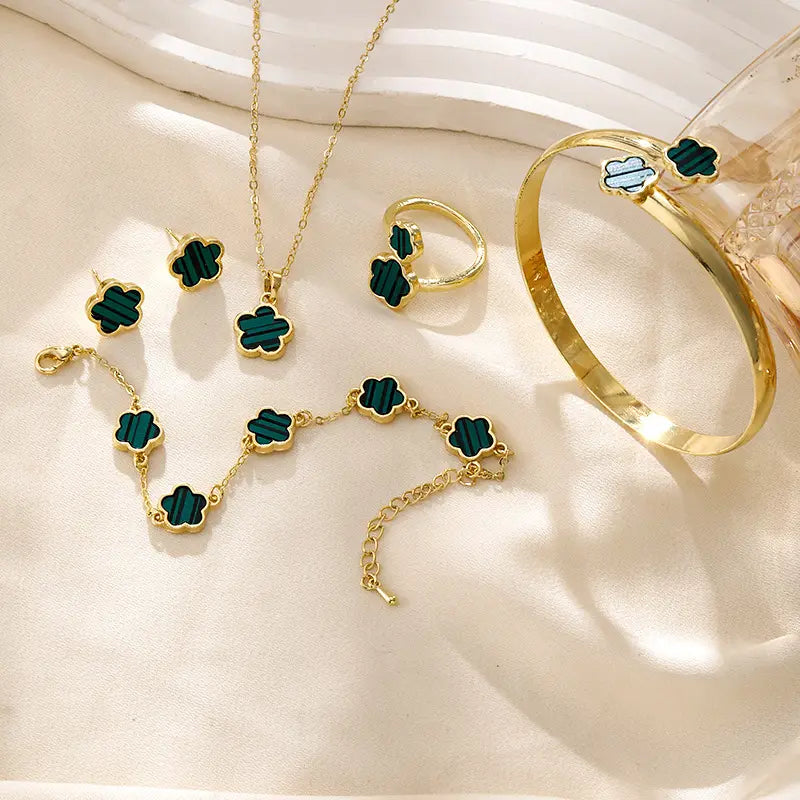 Élégant Set de Bijoux Trèfle Porte-Bonheur 5 Pièces – Collier, Bracelet, Bague & Boucles d’Oreilles Plaqués Or