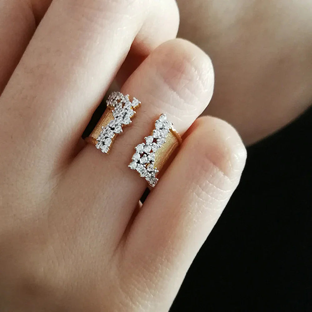 Bague Géométrique Plaquée Or Jaune 18K avec Zircon Cubique Étincelant.