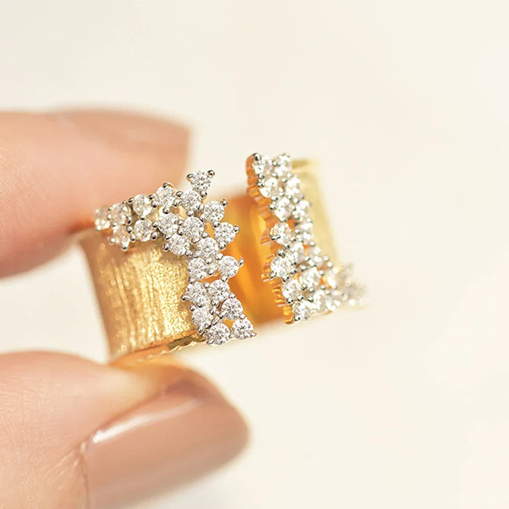 Bague Géométrique Plaquée Or Jaune 18K avec Zircon Cubique Étincelant.