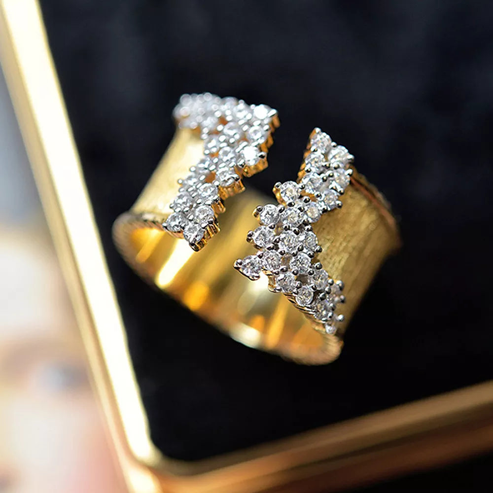 Bague Géométrique Plaquée Or Jaune 18K avec Zircon Cubique Étincelant.