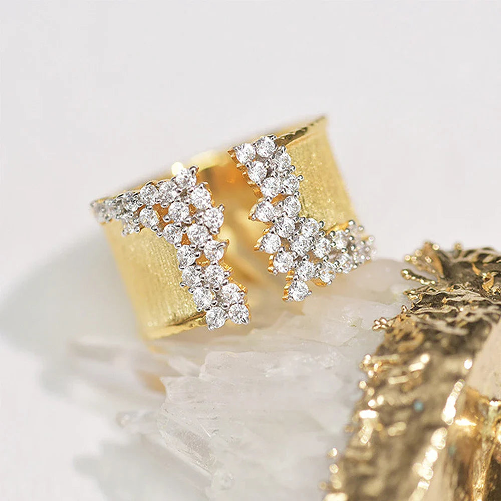 Bague Géométrique Plaquée Or Jaune 18K avec Zircon Cubique Étincelant.