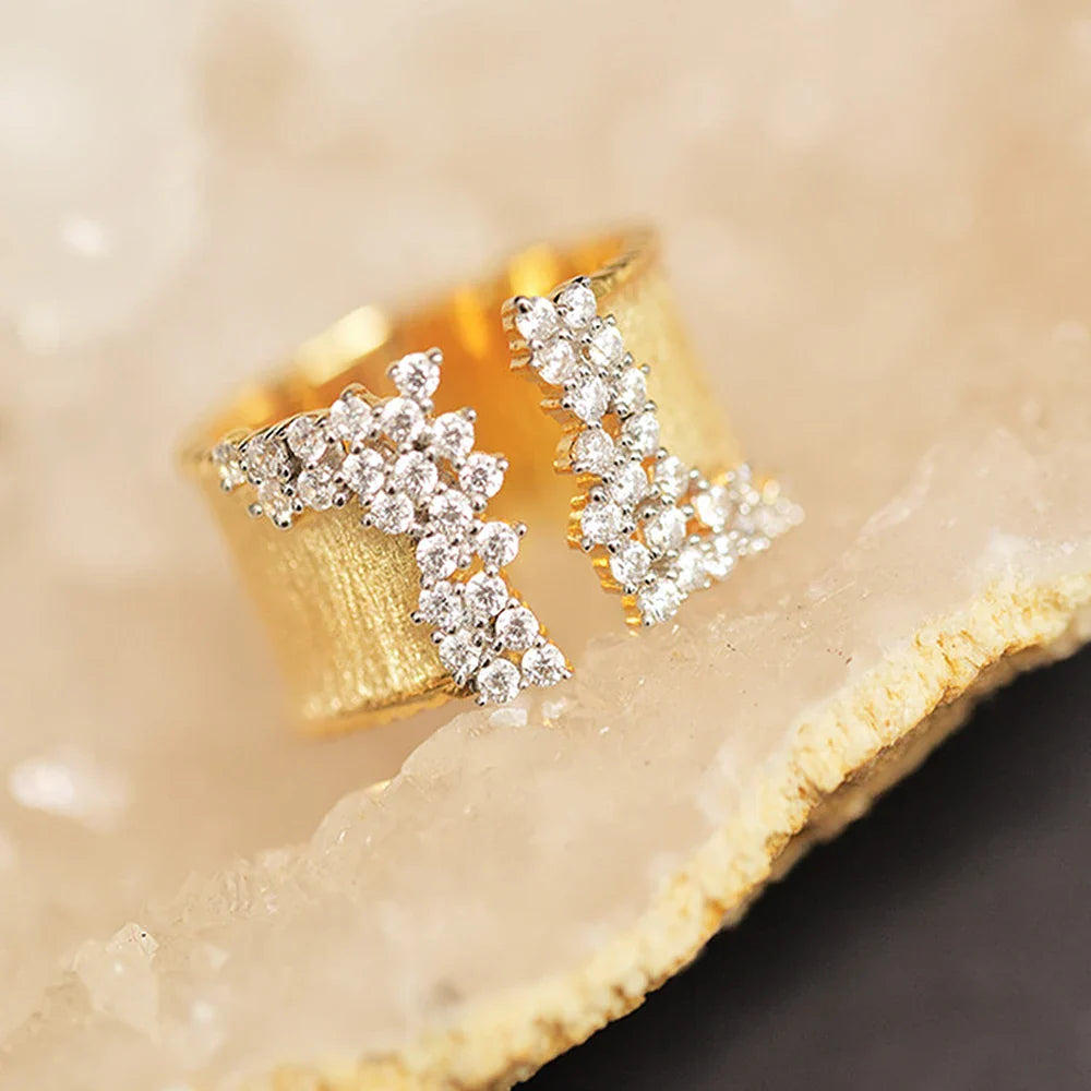 Bague Géométrique Plaquée Or Jaune 18K avec Zircon Cubique Étincelant.