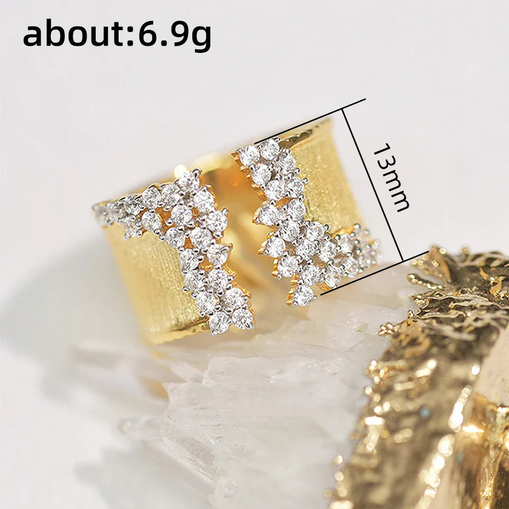 Bague Géométrique Plaquée Or Jaune 18K avec Zircon Cubique Étincelant.